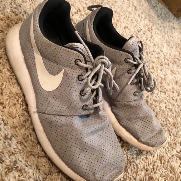 Grey Nike tennis shoes- Roshe - Picture 2 of 2